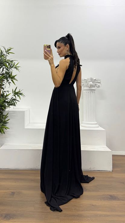 Abito da sera con scollo all'americana in pizzo nero e design speciale